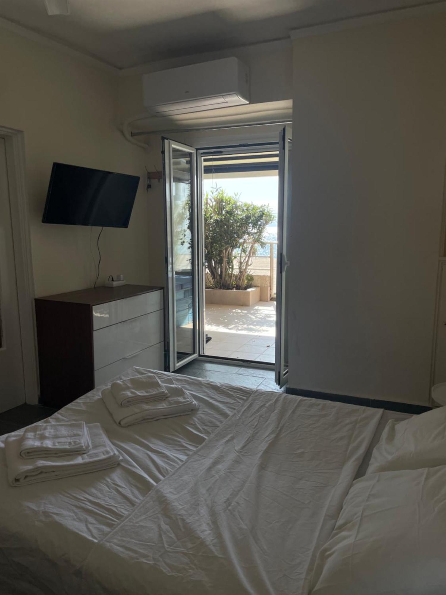 Sea La Vie - Beachfront Retreat Loutráki Esterno foto