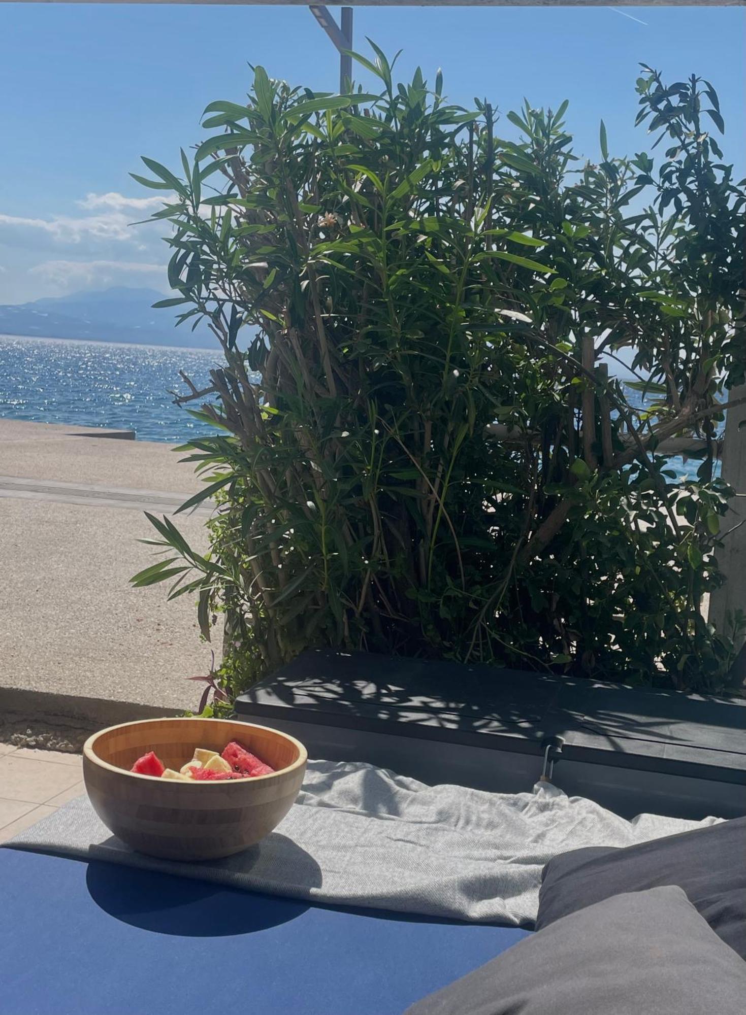 Sea La Vie - Beachfront Retreat Loutráki Esterno foto