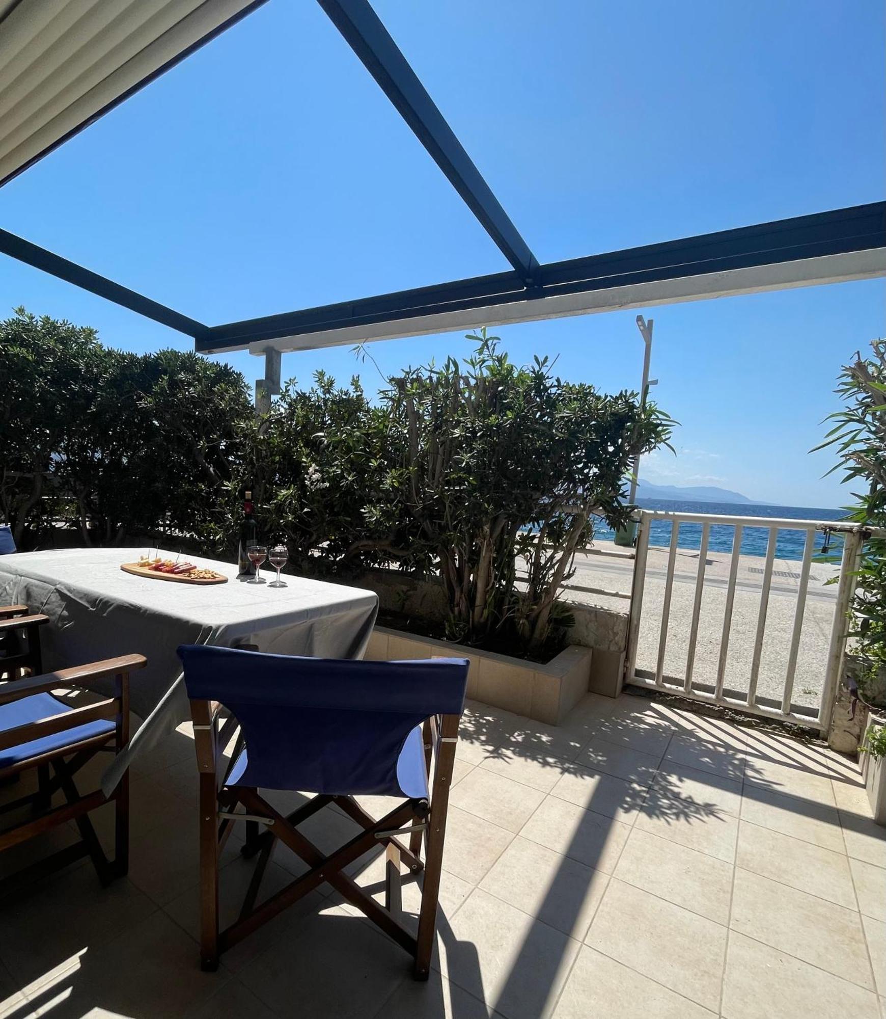 Sea La Vie - Beachfront Retreat Loutráki Esterno foto