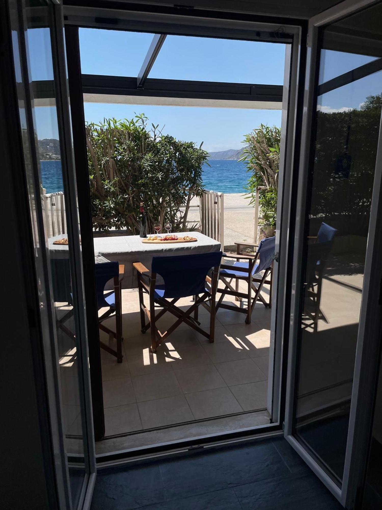 Sea La Vie - Beachfront Retreat Loutráki Esterno foto