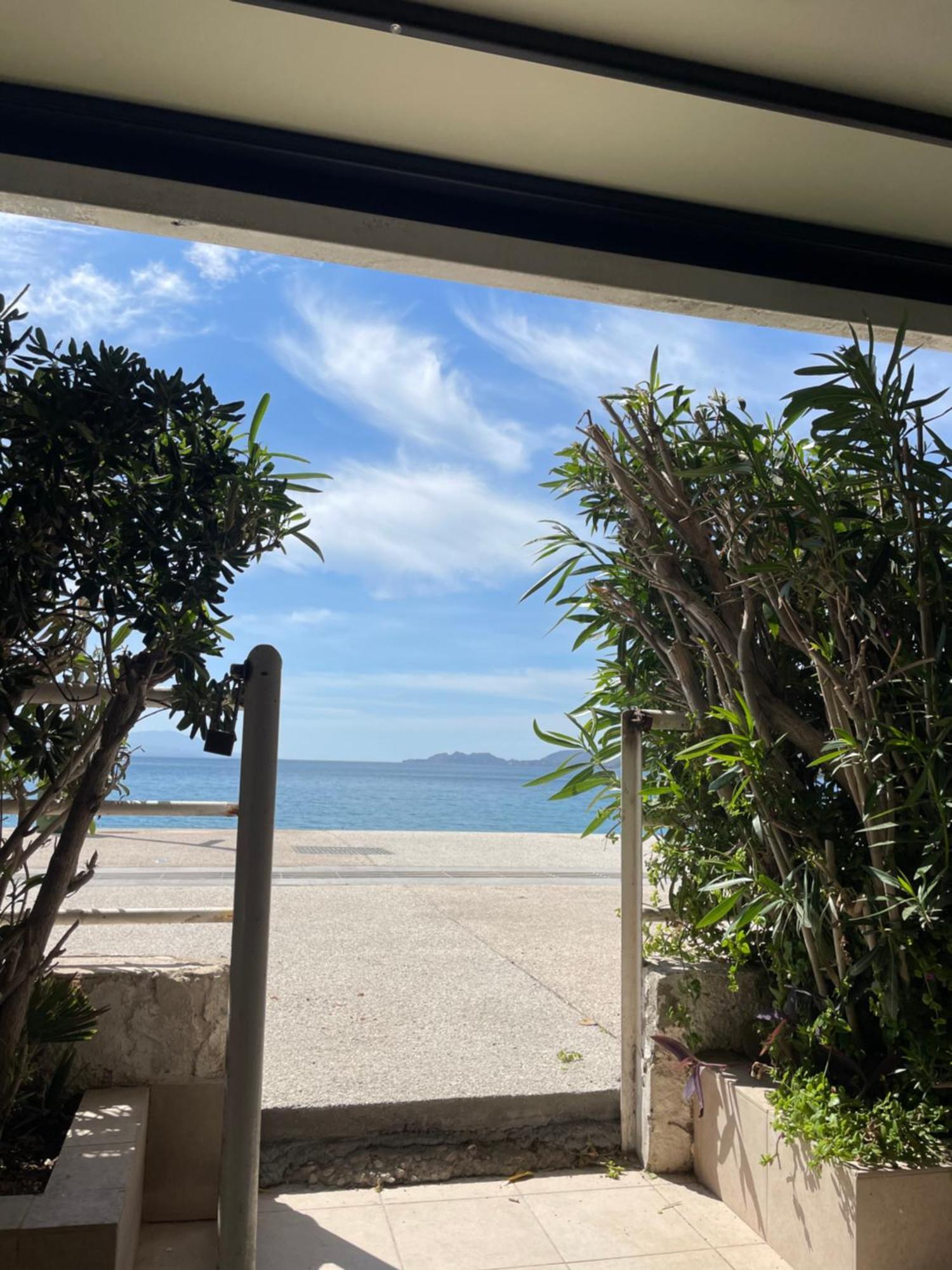 Sea La Vie - Beachfront Retreat Loutráki Esterno foto