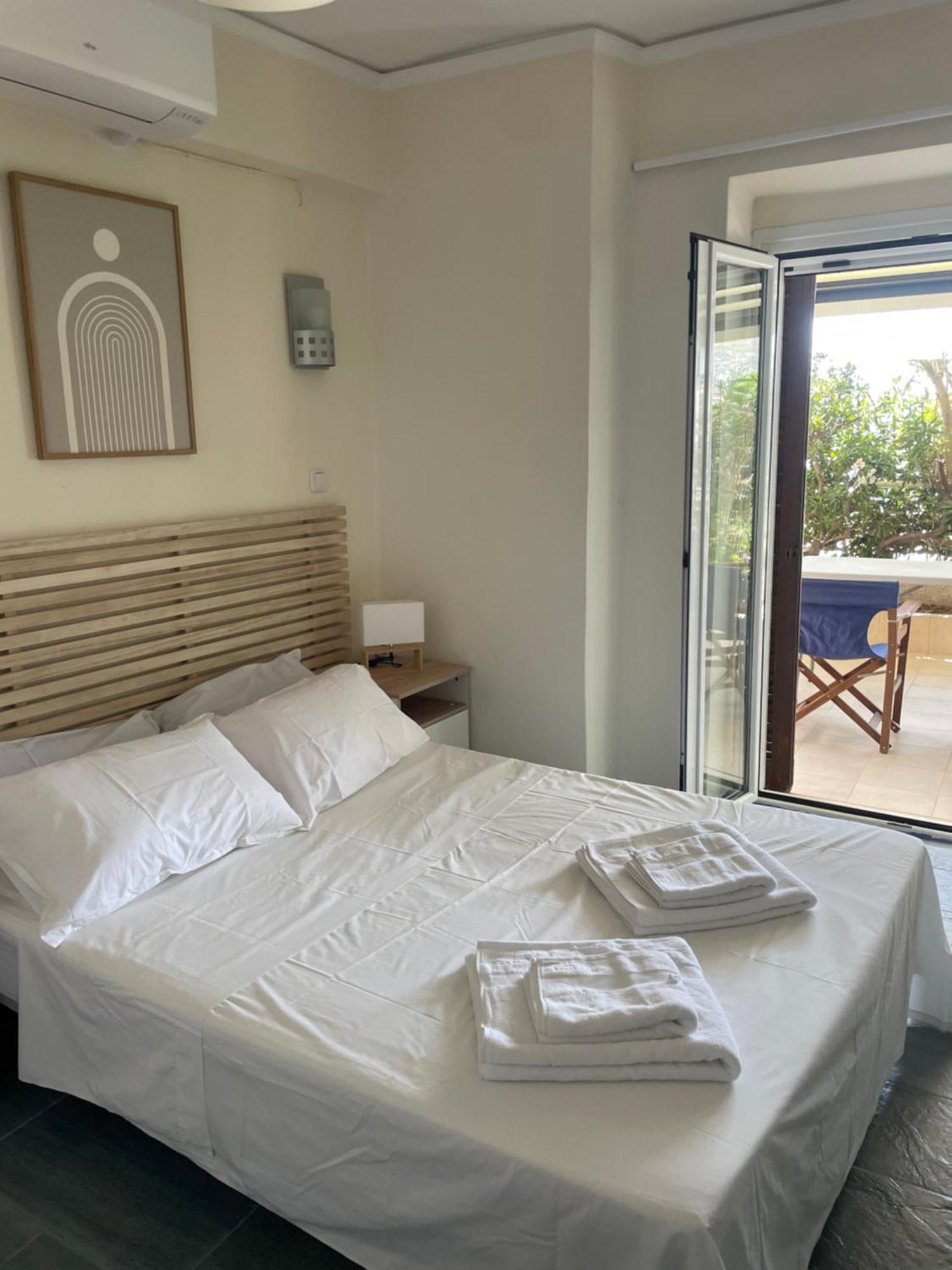 Sea La Vie - Beachfront Retreat Loutráki Esterno foto
