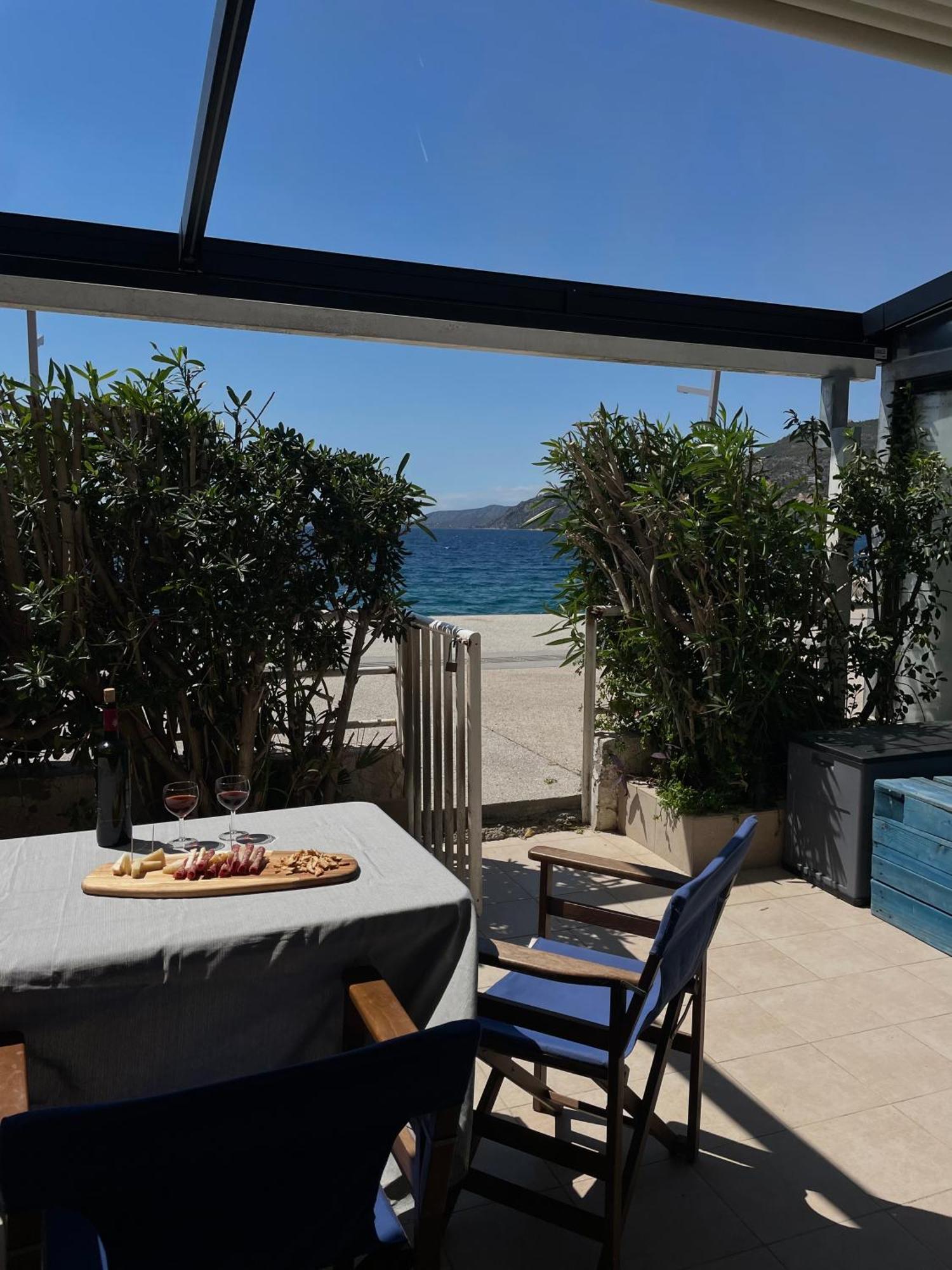 Sea La Vie - Beachfront Retreat Loutráki Esterno foto